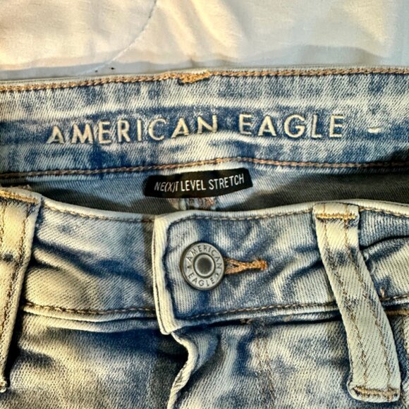 Light-Wash American Eagle Jeans Size 4 Inseam 25 inches straight - Picture 10 of 11